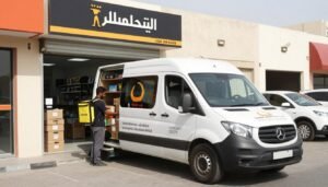 شاحنة توصيل طلبات في العين أمام متجر