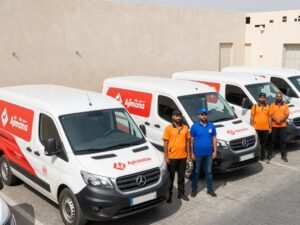 فريق مندوب توصيل عجمان المحترف مع أسطول من السيارات