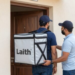 مندوب توصيل سريع يقوم بتوصيل طعام طازج مندوب توصيل سريع يقوم بتوصيل طعام طازج