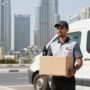 مندوب توصيل طلبات في الإمارات يحمل طرود في دبي